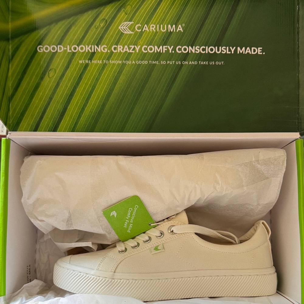 Cariuma Off-White Sneakers